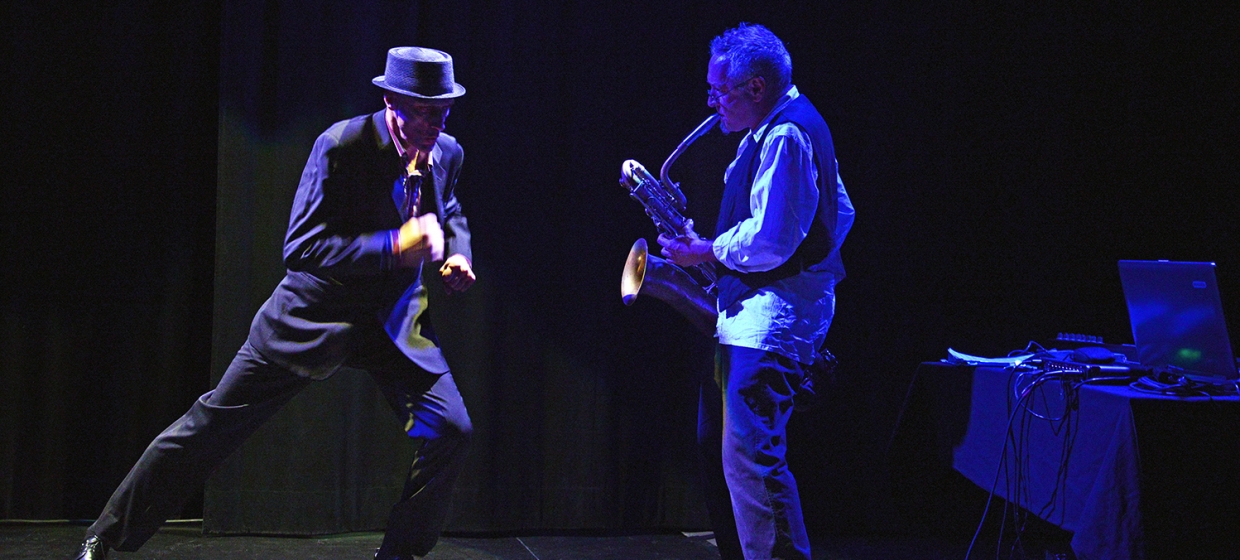 Wrong Side – copyright Daniel ESTADES Wrong Side - Marc Démereau : électronique, sax baryton, scie musicale, banjo, Didier Kowarsky : voix, textes, Alex Piques : batterie, guitare, électronique, voix